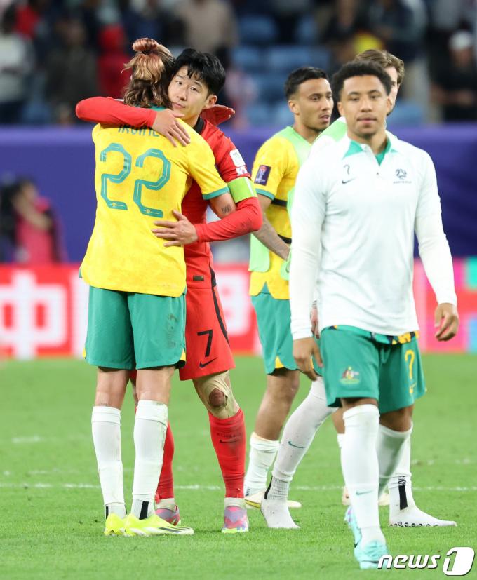 [사진] 잭슨 어바인과 포옹하는 손흥민