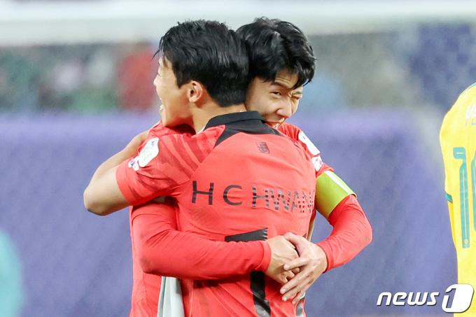 [사진] 얼싸안은손흥민·황희찬