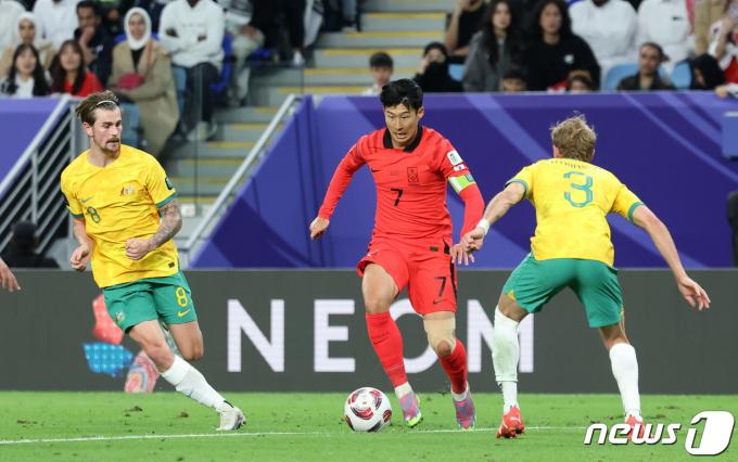 대한민국 손흥민이 2일(현지시간) 카타르 알와크라 알자누브 스타디움에서 열린 2023 아시아축구연맹(AFC) 카타르 아시안컵 8강전 호주와 대한민국의 경기에서 돌파하고 있다. 2024.2.3/뉴스1 ⓒ News1 김성진 기자