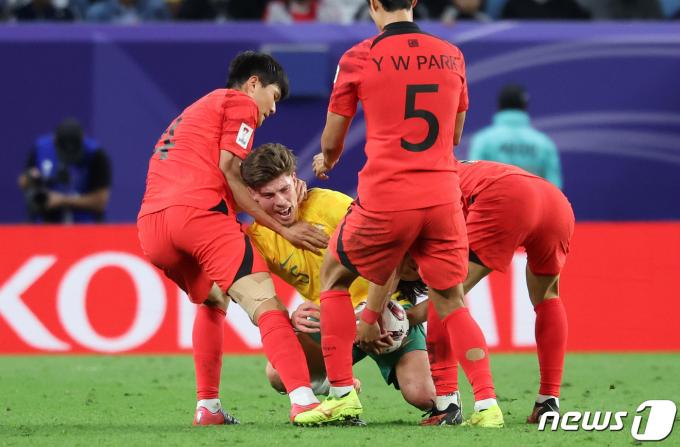 [사진] 김민재, 공 내놔