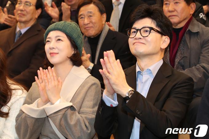 한동훈 국민의힘 비대위원장과 피습 사건 이후 8일 만에 공개 활동에 나선 배현진 의원이 2일 오후 서울 송파구 송파책박물관에서 열린 2024 설날 맞이 희망콘서트에 참석해 손뼉 치고 있다. 배 의원은 지난달 25일 서울 강남구 신사동의 한 건물에서 중학생 A군으로부터 돌덩이로 피습을 당했었다. 2024.2.2/뉴스1 ⓒ News1 이광호 기자