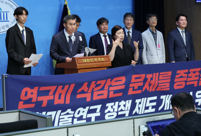 안철수 국민의힘 의원과 출연연과학기술인협의회총연합회가 지난해 7월 서울 여의도 국회 소통관에서 정부의 연구개발 예산 삭감 관련 기자회견을 하고 있다. /사진=뉴스1