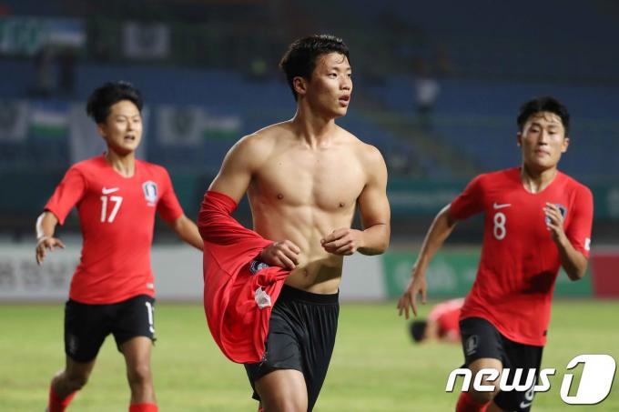 27일 오후 인도네시아 브카시 패트리어트 스타디움에서 열린 2018 자카르타·팔렘방 아시안게임 U-23 남자축구 8강전 대한민국과 우즈베키스탄의 경기 연장 후반 황희찬이 페널티킥을 성공하고 상의를 벗고 있다. 2018.8.27/뉴스1 ⓒ News1 임세영 기자
