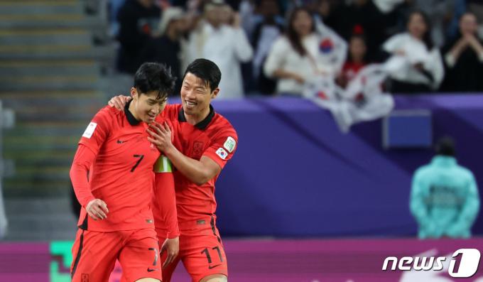 대한민국 손흥민이 2일(현지시간) 카타르 알와크라 알자누브 스타디움에서 열린 2023 아시아축구연맹(AFC) 카타르 아시안컵 8강전 호주와 대한민국의 경기에서 연장 전반 프리킥골을 넣은 후 황희찬과 기뻐하고 있다. 2024.2.3/뉴스1 ⓒ News1 김성진 기자