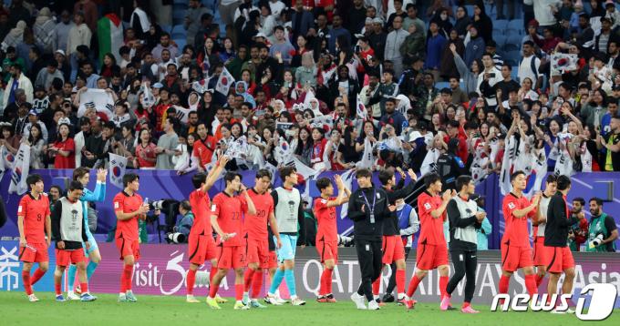 대한민국 선수들이 2일(현지시간) 카타르 알와크라 알자누브 스타디움에서 열린 2023 아시아축구연맹(AFC) 카타르 아시안컵 8강전 호주와 대한민국의 경기, 연장 승부 끝에 2-1로 승리를 거두며 4강에 진출한 후 관중석을 향해 인사하고 있다. 2024.2.3/뉴스1 ⓒ News1 김성진 기자