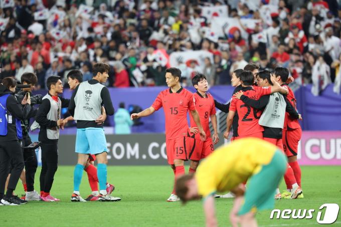 대한민국 선수들이 2일(현지시간) 카타르 알와크라 알자누브 스타디움에서 열린 2023 아시아축구연맹(AFC) 카타르 아시안컵 8강전 호주와 대한민국의 경기에서 연장 접전 끝에 2대1로 승리를 거둬 4강 진출을 확정지은 뒤 승리의 기쁨을 만끽하고 있다. 2024.2.3/뉴스1 ⓒ News1 김성진 기자