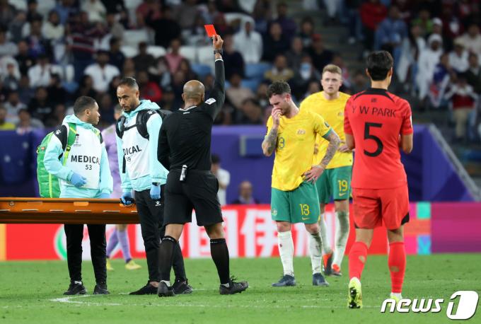 호주 오닐이 2일(현지시간) 카타르 알와크라 알자누브 스타디움에서 열린 2023 아시아축구연맹(AFC) 카타르 아시안컵 8강전 호주와 대한민국의 경기에서 연장 전반 레드카드를 받고 있다. 2024.2.3/뉴스1 ⓒ News1 김성진 기자