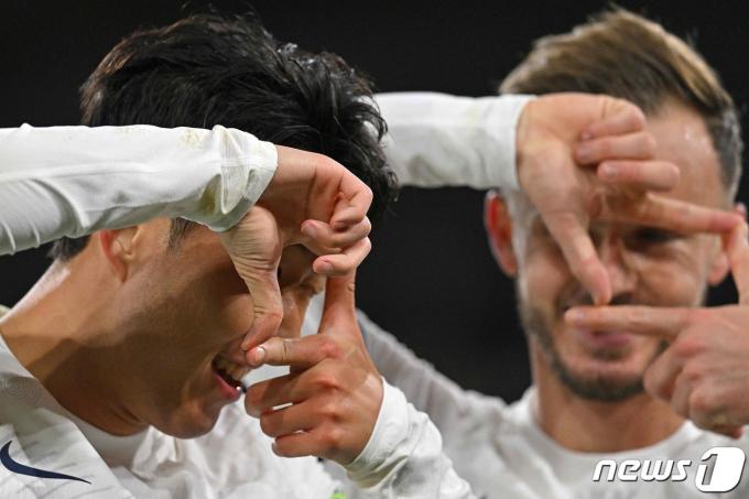 손흥민(왼쪽)과 매디슨 ⓒ AFP=뉴스1