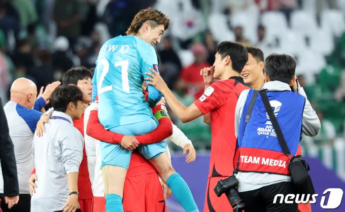 대한민국 조현우가 30일(현지시간) 카타르 알라이얀 에듀케이션 시티 스타디움에서 열린 2023 아시아축구연맹(AFC) 카타르 아시안컵 16강전 대한민국과 사우디아라비아의 경기, 승부차기에서 선방쇼를 선보인 후 선수들과 기뻐하고 있다. 2024.1.31/뉴스1 ⓒ News1 김성진 기자