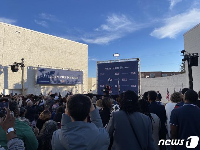 카멀라 해리스 미국 부통령이 사우스캐롤라이나주(州) 프라이머리(예비선거)를 하루 앞둔 2일(현지시간) 사우스캐롤라이나 오렌지버그에 위치한 전통적 흑인대학인 사우스캐롤라이나 주립대를 찾아 연설을 하고 있다. 2024.02.02.