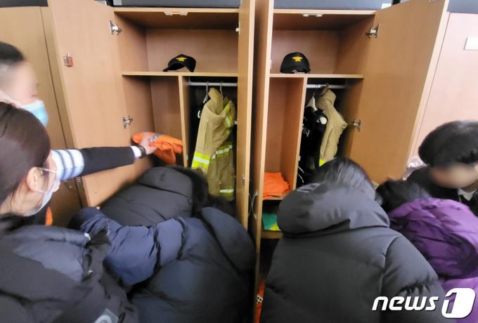 3일 오전 경북 문경소방서 119안전센터에서 故 김수광(27) 소방장과 박수훈(35) 소방교의 유족이 고인의 근무복을 살펴보며 오열하고 있다. 두 소방관은 지난달 31일 경북 문경시 신기산단 육가공업체 공장 화재 현장에서 국민의 생명을 지키기 위해 인명 수색 중 불의의 사고로 순직했다. 고안들의 영결식은 이날 오전 10시 경북도청 동락관에서 엄수된 후 대전국립현충원에 안장된다. 2024.2.3/뉴스1 ⓒ News1 이성덕 기자