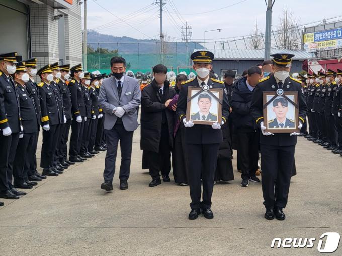 3일 오전 경북 문경소방서 119안전센터에서 화재 현장에서 불의의 사고로 순직한 故 김수광(27) 소방장과 박수훈(35) 소방교의 영정이 영결식장으로 이동하고 있다. 두 소방관은 지난달 31일 경북 문경시 신기산단 육가공업체 공장 화재 현장에서 국민의 생명을 지키기 위해 인명 수색 중 불의의 사고로 순직했다. 고안들의 영결식은 이날 오전 10시 경북도청 동락관에서 엄수된 후 대전국립현충원에 안장된다. 2024.2.3/뉴스1 ⓒ News1 이성덕 기자