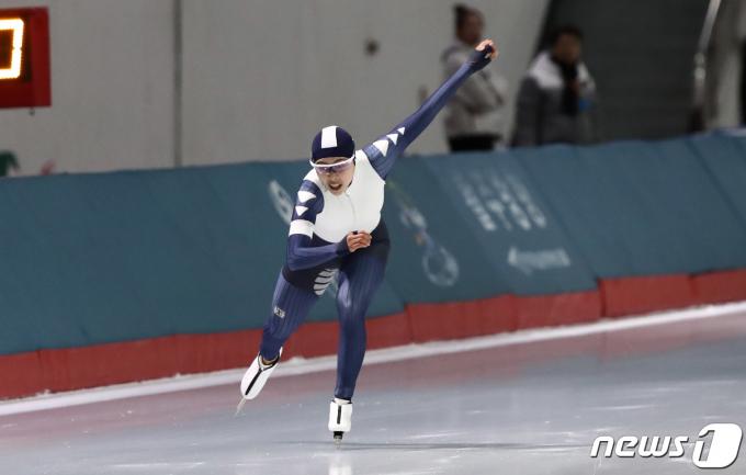 20일 오후 서울 노원구 태릉국제스케이트장에서 열린 제58 전국남녀 종목별 스피드스케이팅 선수권대회에서 여자500m 결승에 출전한 이나현(노원고)이 역주를 하고 있다. 2023.10.20/뉴스1 ⓒ News1 박세연 기자