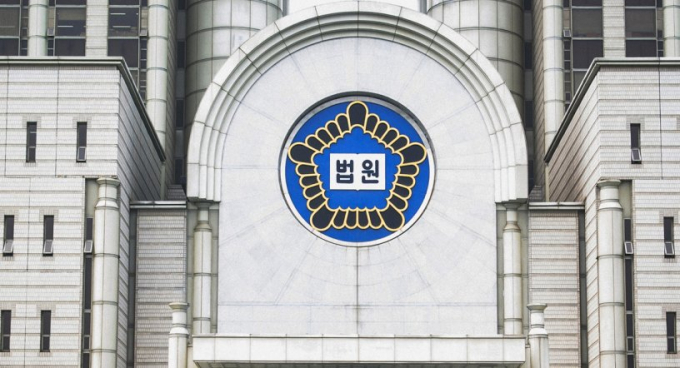  서울남부지법 형사합의12부(부장판사 당우증)는 특정경제범죄가중처벌법상 사기 혐의로 기소된 전직 금감원 부원장 박모씨(70)와 증권사 지점장 출신 정모씨(67)에게 징역 3년에 집행유예 5년을 선고했다. 사진은 대한민국 법원. /사진=머니투데이