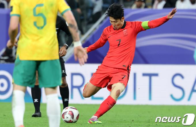 대한민국 손흥민이 2일(현지시간) 카타르 알와크라 알자누브 스타디움에서 열린 2023 아시아축구연맹(AFC) 카타르 아시안컵 8강전 호주와 대한민국의 경기, 연장 후반 슈팅을 때리고 있다. 2024.2.3/뉴스1 ⓒ News1 김성진 기자