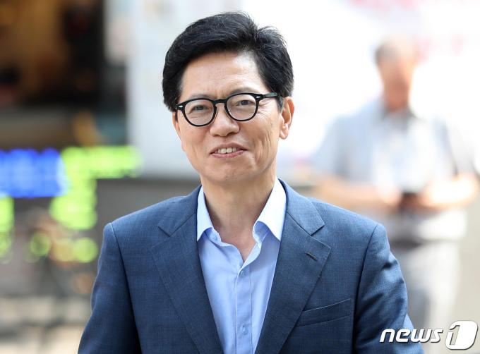 황정근 국민의힘 윤리위원장이 20일 오후 서울 여의도 국민의힘 중앙당사에서 열린 윤리위원회 전체회의 참석하고 있다. 윤리위는 이날 홍준표 대구시장의 '수해 중 골프' 논란에 대한 징계 개시 여부를 심의한다. (공동취재) 2023.7.20/뉴스1 ⓒ News1 황기선 기자