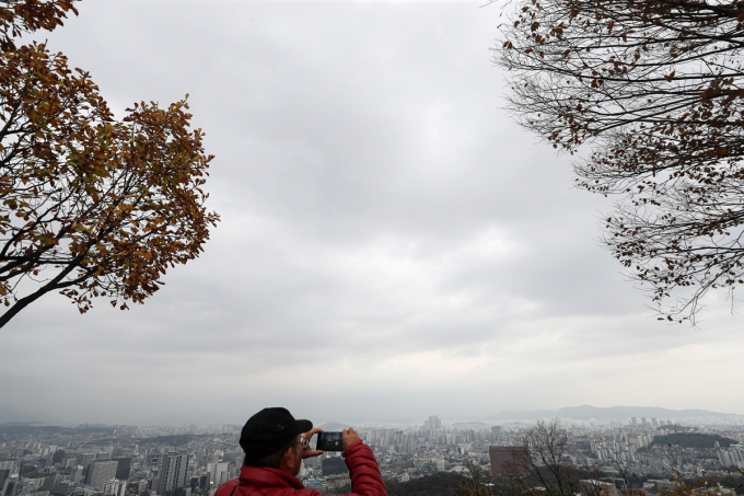 서울 중구 남산에서 바라본 하늘이 흐리다. /사진=뉴스1