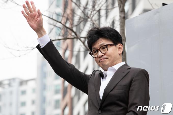 [사진] 김포 시민들 향해 손 흔드는 한동훈 국민의힘 비대위원장