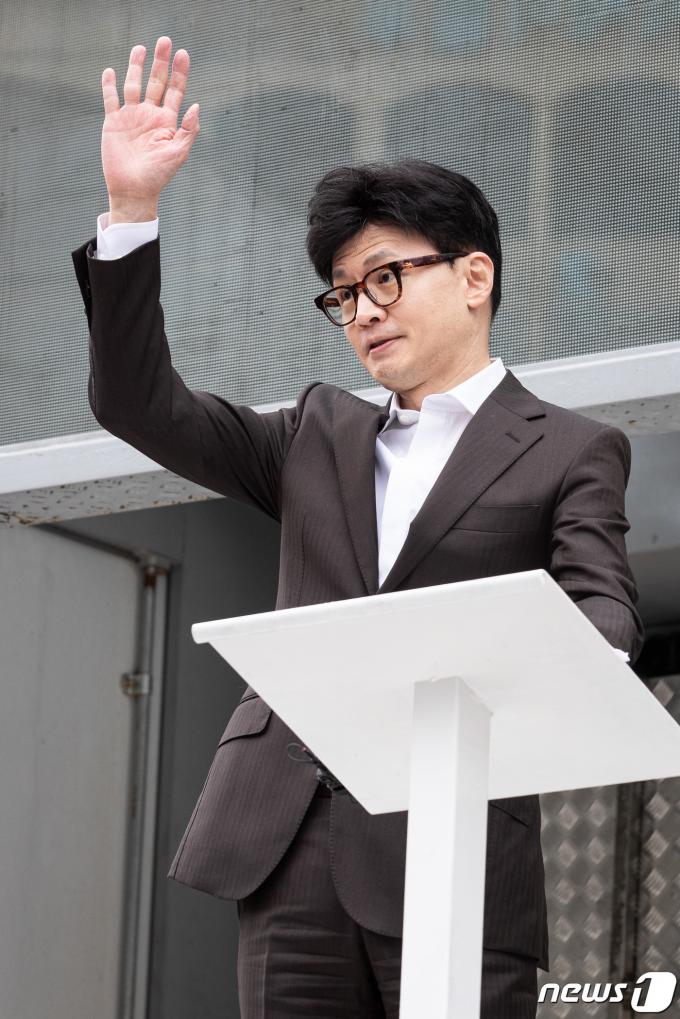 [사진] 김포 시민들 향해 인사하는 한동훈