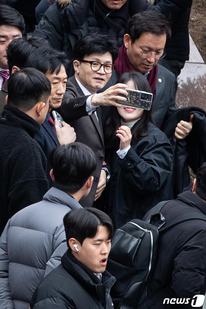 [사진] 한동훈 '김포시민과 셀피'