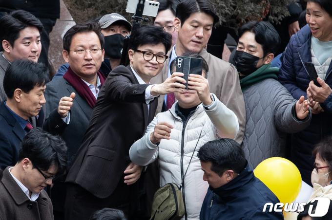 [사진] 김포 시민과 기념 촬영하는 한동훈