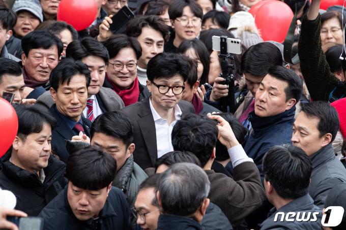 [사진] 김포 시민들 사이로 들어서는 한동훈