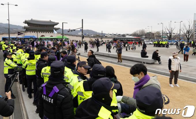 [사진] 광화문광장에 '이태원 참사 진상규명' 촉구 현수막
