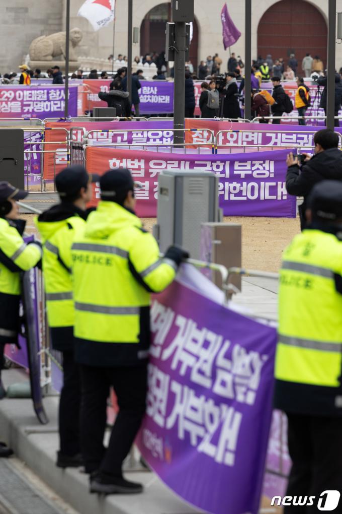 [사진] 이태원 참사 진상규명 촉구하며 현수막 설치