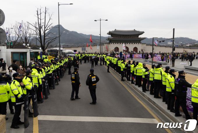 [사진] 정부서울청사 앞 긴장감 고조