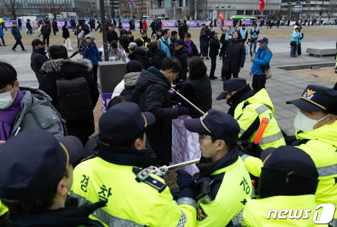 [사진] 현수막 설치되는 광화문 광장