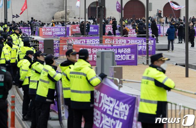 [사진] 광화문광장에 설치한 이태원 참사 진상규명 현수막