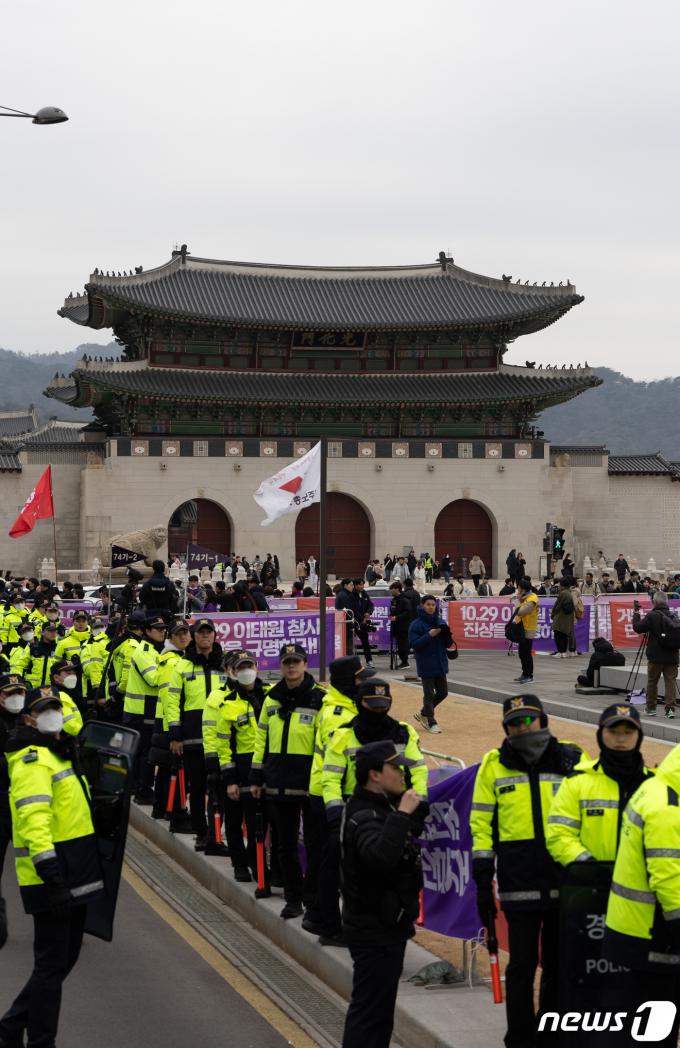 [사진] 광화문광장에 설치되는 '이태원 참사 진상규명' 촉구 현수막
