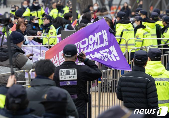 [사진] 이태원 참사 진상규명 촉구 현수막 설치하는 집회 참가자들