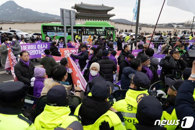[사진] 진상규명 촉구 현수막 설치하는 집회 참가자들