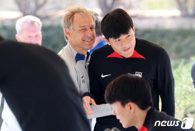 [사진] 김민재와 포옹하는 클린스만