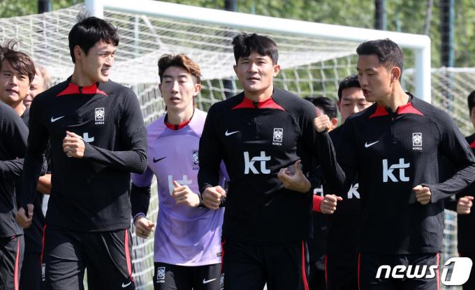 [사진] 대화하는 박용우·김민재·정승현