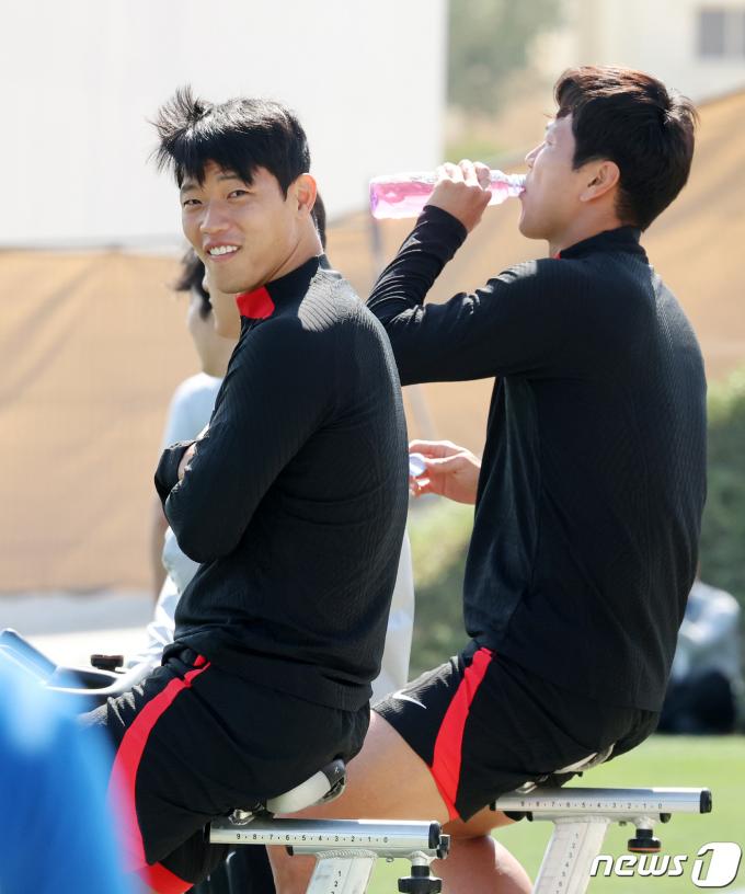 [사진] 황희찬, 멋쩍은 미소
