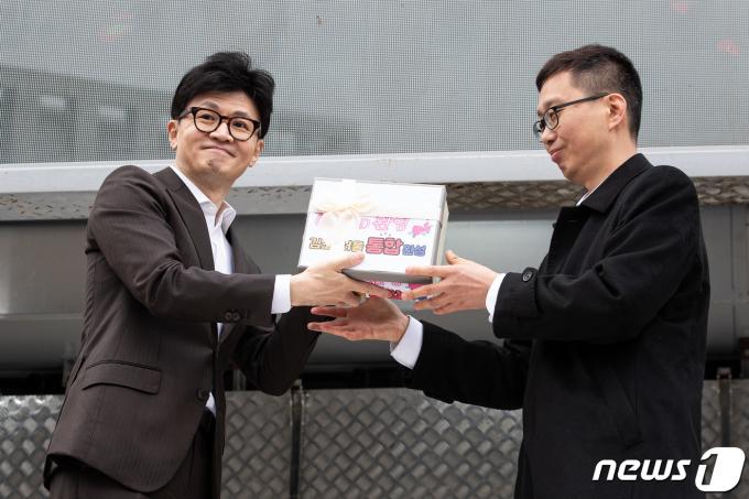 한동훈 국민의힘 비상대책위원장이 3일 경기 김포시 라베니체 광장에서 열린 수도권광역급행철도(GTX) D 노선안 환영 및 조기개통 촉구 시민대회에 참석해 '김포-서울 통합' GTX-D 노선을 환영하는 시민들의 메모를 받아들고 있다. 2024.2.3/뉴스1 ⓒ News1 유승관 기자