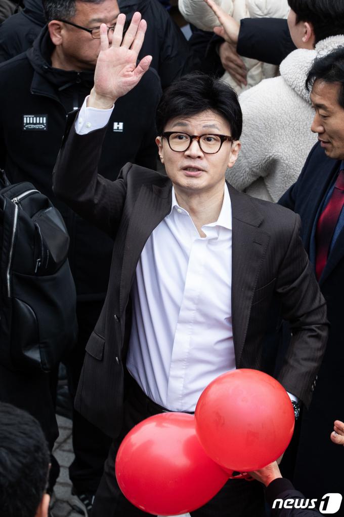 한동훈 국민의힘 비상대책위원장이 3일 경기 김포시 라베니체 광장에서 열린 수도권광역급행철도(GTX) D 노선안 환영 및 조기개통 촉구 시민대회에 참석해 시민들과 인사하고 있다. 2024.2.3/뉴스1 ⓒ News1 유승관 기자