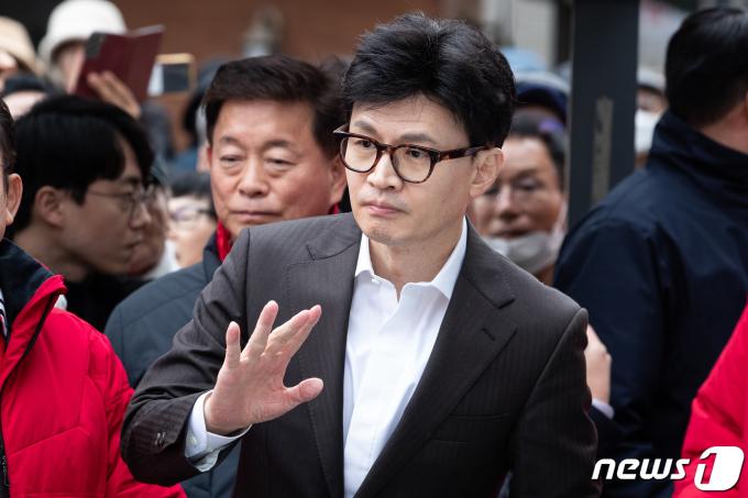 한동훈 국민의힘 비상대책위원장이 3일 경기 김포시 라베니체 광장에서 열린 수도권광역급행철도(GTX) D 노선안 환영 및 조기개통 촉구 시민대회에 참석해 시민들과 인사하고 있다. 2024.2.3/뉴스1 ⓒ News1 유승관 기자