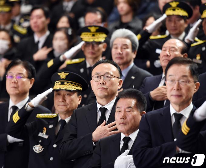 [사진] 문경 화재 순직 소방관 합동영결식 참석한 이한경 재난안전관리본부장