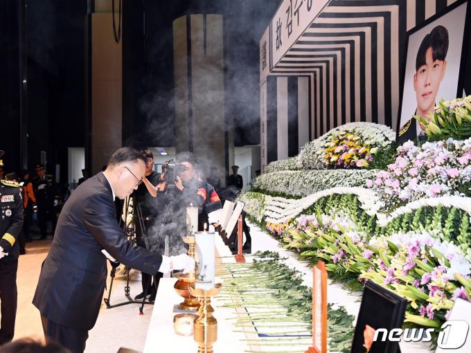 [사진] 문경 순직 소방관 영결식 분향하는 이한경 재난안전관리본부장