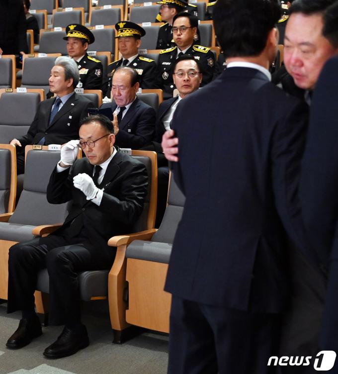 [사진] 눈물 훔치는 이한경 재난안전관리본부장