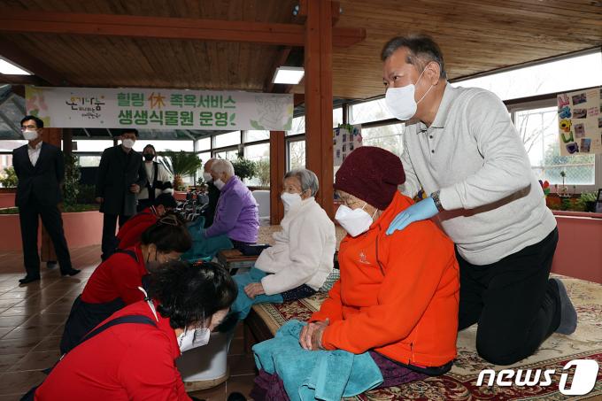 [사진] 어르신 안마하는 이상민 장관
