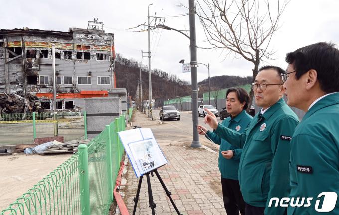 [사진] 문경 화재 현황 듣는 이한경 재난안전관리본부장
