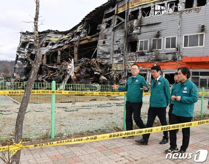 [사진] 이한경 재난안전관리본부장, 문경 화재 현장 점검