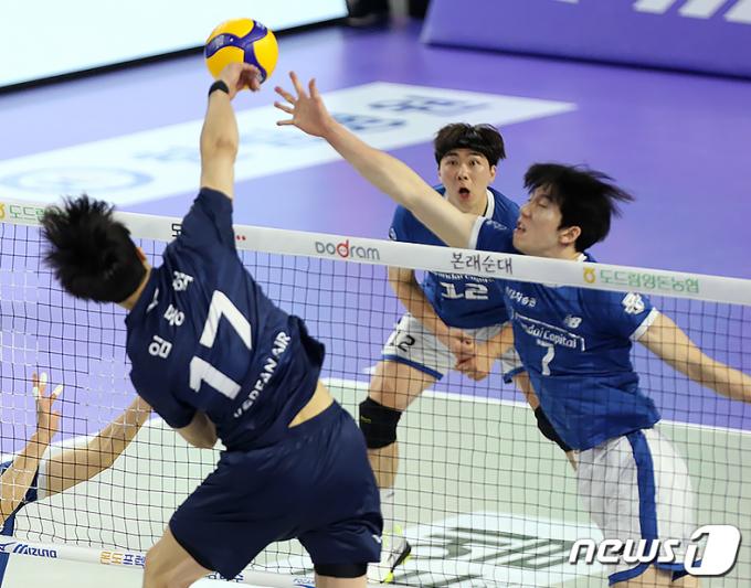 30일 오후 인천 계양체육관에서 열린 2023-2024 프로배구 V리그 대한항공과 현대캐피탈 경기, 현대캐피탈 허수봉이 블로킹을 하고 있다. (현대캐피탈 배구단 제공) 2024.1.30/뉴스1