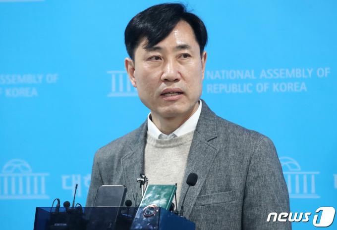 하태경 국민의힘 의원이 29일 오전 서울 여의도 국회 소통관에서 제22대 국회의원 선거(총선) 출마 희망지를 서울 종로에서 서울 중구·성동을 지역구로 변경한 것과 관련해 취재진의 질문에 답하고 있다. 2024.1.29/뉴스1 ⓒ News1 임세영 기자