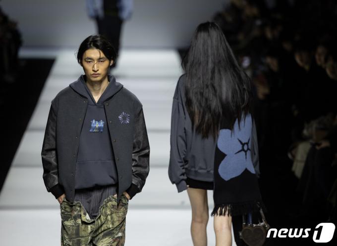 [사진] 패션쇼 런웨이 걷는 납북자·억류자 뜻하는 '물망초' 의상