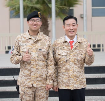 신원식 국방부 장관(오른쪽)과 아크부대 장병.(국방부 제공)